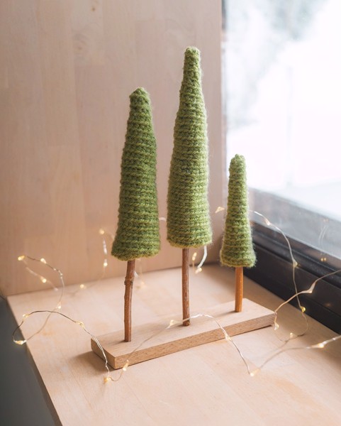 Picture of Knitted Christmas Trees with wooden base