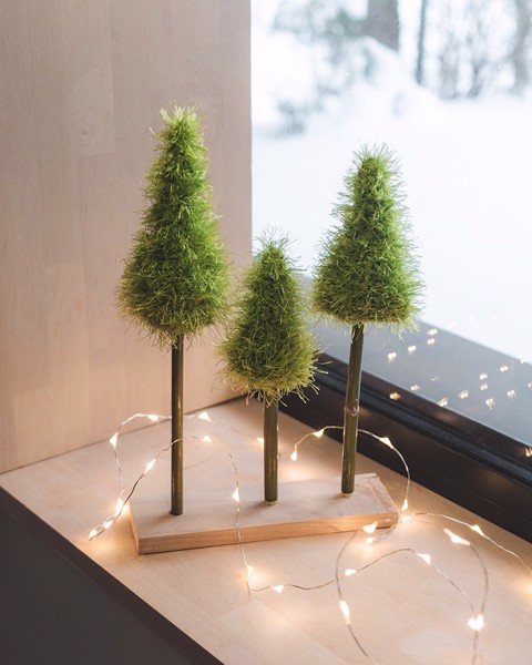 Снимка на Зелени Коледни елхи с дървена основа