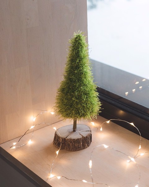 Снимка на Зелена пухкавa Коледнa елхa с дървена основа