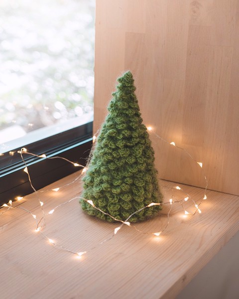 Снимка на Голяма зелена плетена Коледна елха