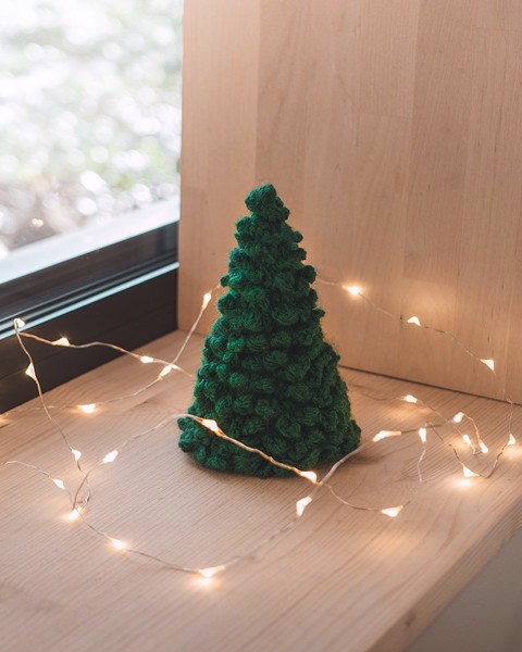 Снимка на Голяма тъмнозелена плетена Коледна елха