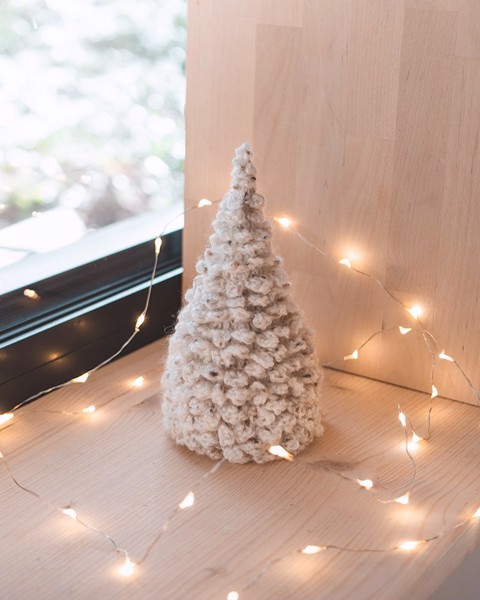 Снимка на Голяма снежна плетена Коледна елха