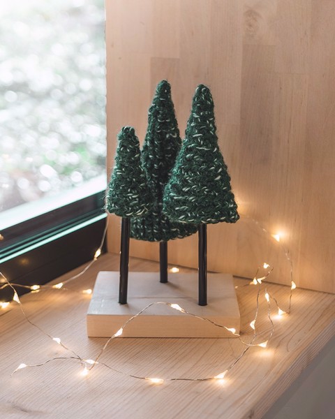 Снимка на Зелени Коледни елхи с дървена основа