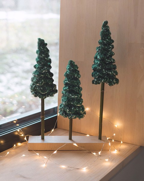 Снимка на Тъмнозелени Коледни елхи с дървена основа
